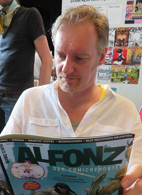 Frank Schmolke liest ALFONZ. Foto © 2020 Edition Alfons