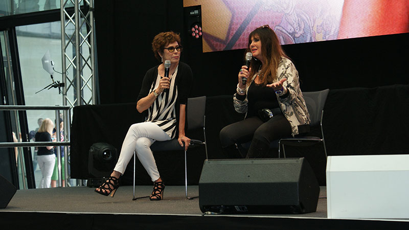 Die beiden Bond-Ladies Caroline Munroe und Corinne Cléry