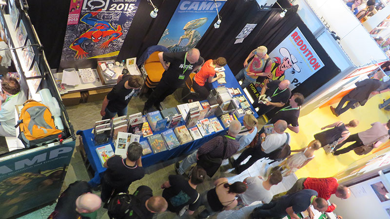 Und der Ansturm ließ nicht lange auf sich warten: Blick auf den Stand der Edition Alfons vom Balkon