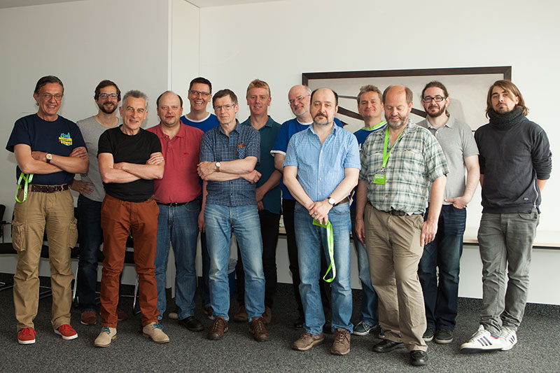 Gipfeltreffen der ALFONZ-Mitarbeiter in Erlangen (v.l.n.r.): Stephan Schunck, Alex Jakubowski, Horst Berner, Bernd Frenz, Volker Hamann, Detlef Lorenz, Bernd Hinrichs, Jens R. Nielsen, Ralph Trommer, Matthias Hofmann, Peter Schimkat, Falk Straub und Björn Bischoff