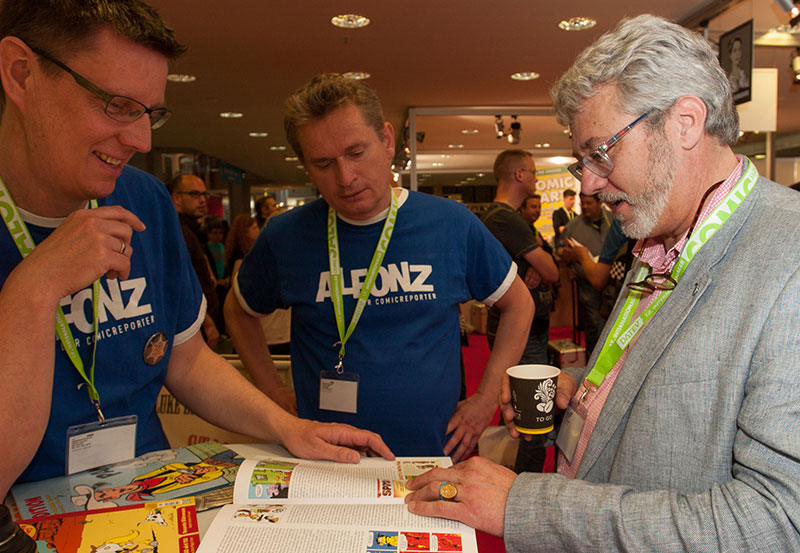 Achdé (rechts) im Gespräch mit Volker Hamann und Matthias Hofmann. Der Lucky Luke-Zeichner war sehr angetan vom Morris-Dossier in REDDITION 64
