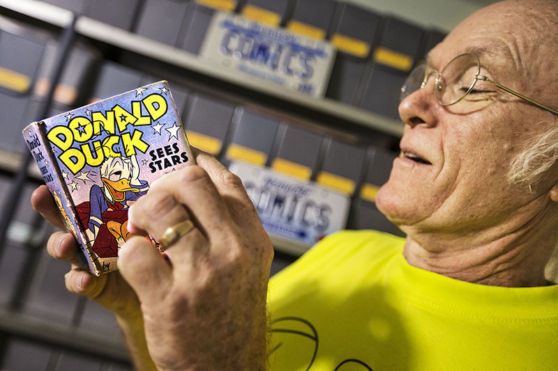 Don Rosa bei seiner Lieblingslektüre