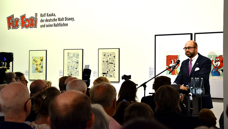 Dr. Stefan Piëch spricht bei der Ausstellungseröffnung