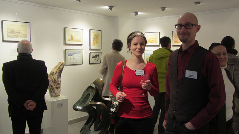 Kristina Gehrmann (im roten Pullover) freut sich über zahlreiche Besucher ihrer Ausstellung