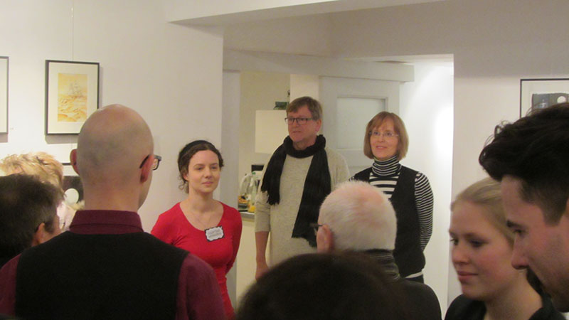 Galeristin Silke Frank (rechts) und Helmut Rohde (Mitte) führten in die Ausstellung ein