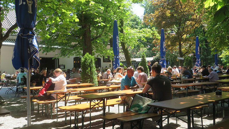 Bei schönem Wetter lädt der angrenzende Biergarten ein