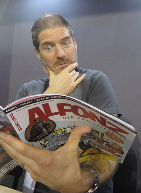 Charlie Adlard liest ALFONZ. Foto © 2018 Edition Alfons