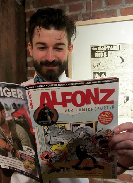 Benedikt Brebeck liest ALFONZ. Foto © 2018 Edition Alfons