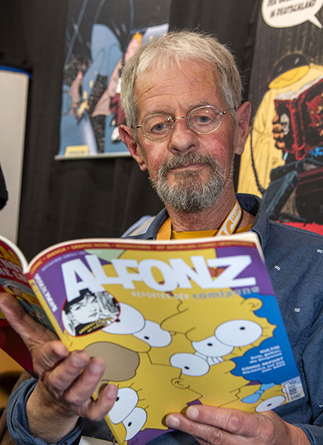 Chris Scheuer liest ALFONZ. Foto © 2024 Edition Alfons