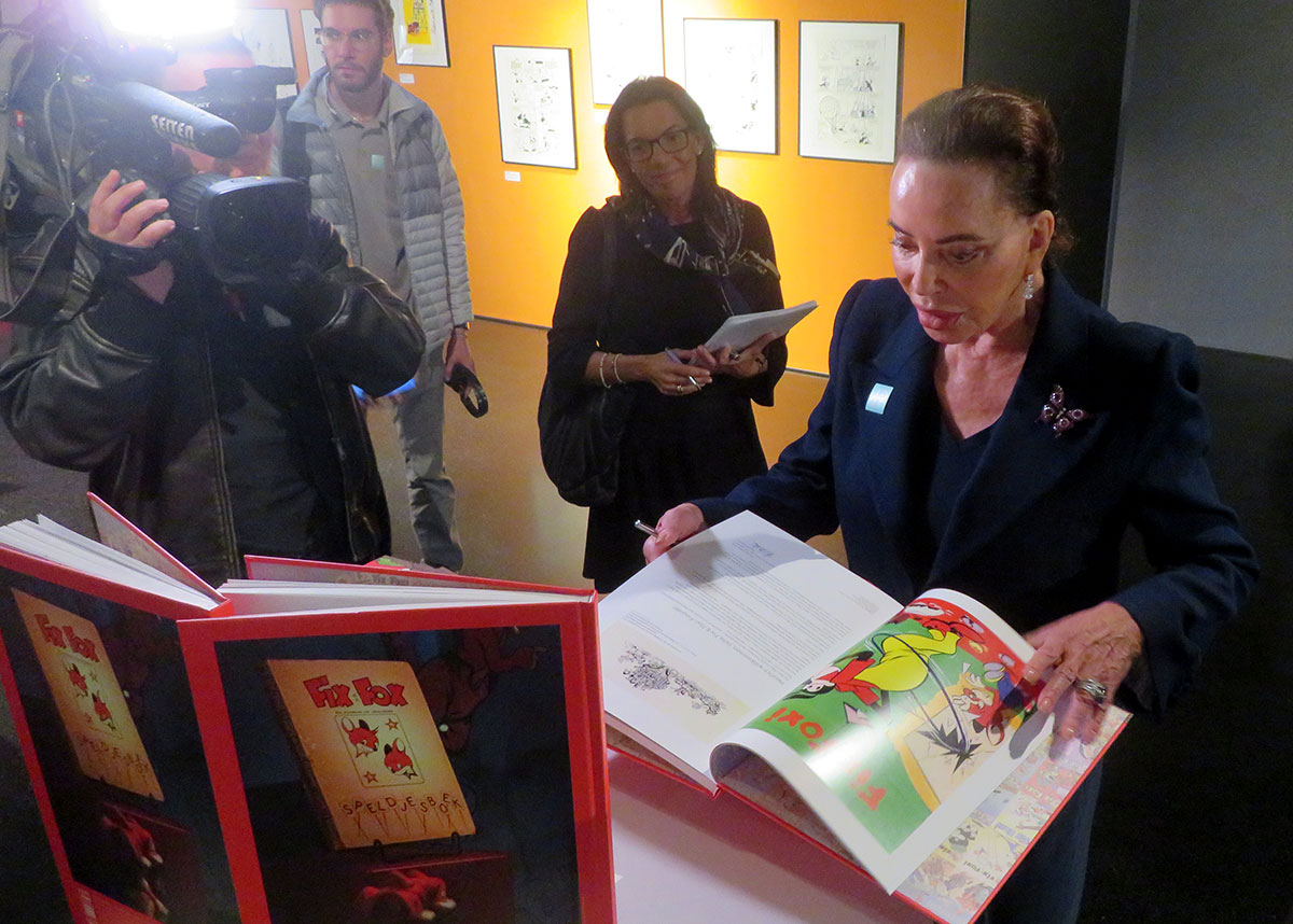 Alexandra Kauka wirft einen Blick in den Ausstellungskatalog