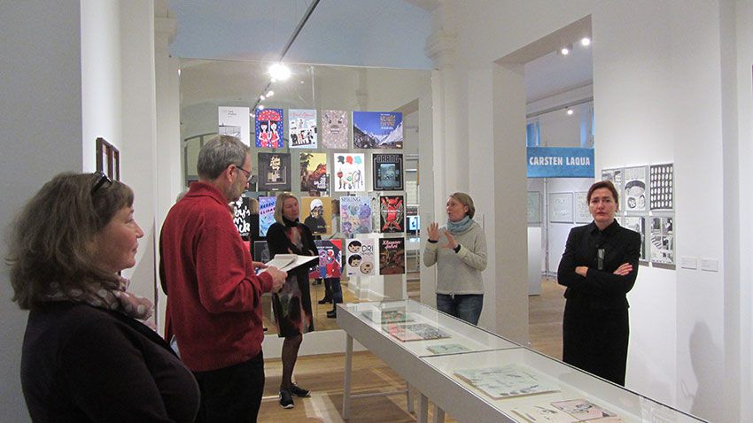 Anke Feuchtenberger (rechts) erklärt die ausgestellten Arbeiten ihrer Schüler