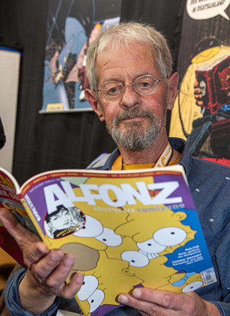 Chris Scheuer liest ALFONZ. Foto © 2024 Edition Alfons